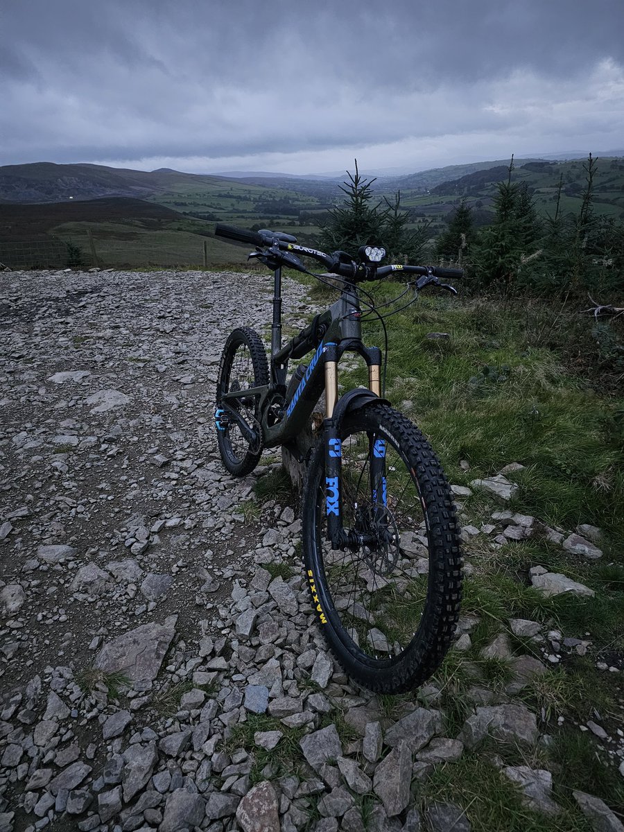 AndrewJames18's tweet photo. Weds eve @OPALlandegla what's not to like ? #mtb #opallandegla #pedal #exercise #freshair #health #topgrub #curry #nightride #magicshine https://t.co/7yuWuXaJbx