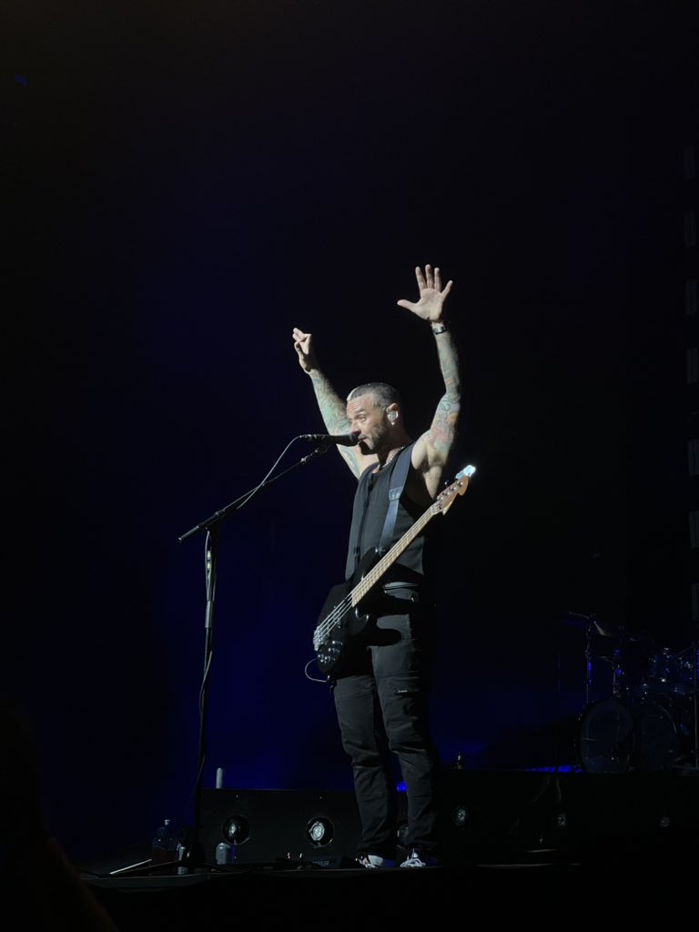 geefinn22's tweet photo. @mattjwillis  has just witnessed my ugly cry thanks to him holding and squeezing my hand 😭😭 night made up 

Look how beautiful he is tho https://t.co/OidiZ2MTUn