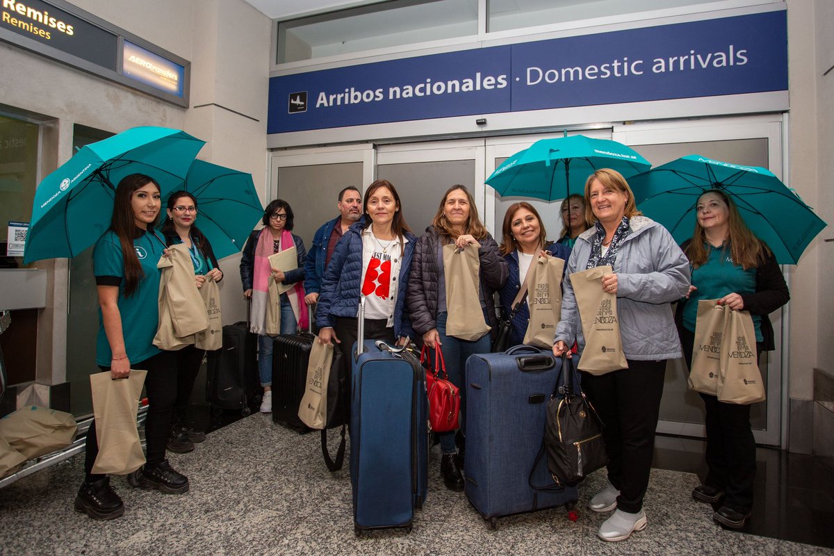 mendoza_tur's tweet photo. + conectividad,  + turistas

Nuevo vuelo directo a Tucumán ✨

Recibimos el primer vuelo de Tucumán a Mendoza junto a Claudia Yanzón, directora de Promoción Turística, y Gabriela Goncalvez, gerente regional de Aerolíneas Argentinas en Mendoza. ✈️

+ info: https://t.co/TQOjR87u0g https://t.co/3Pknt0s3Yi
