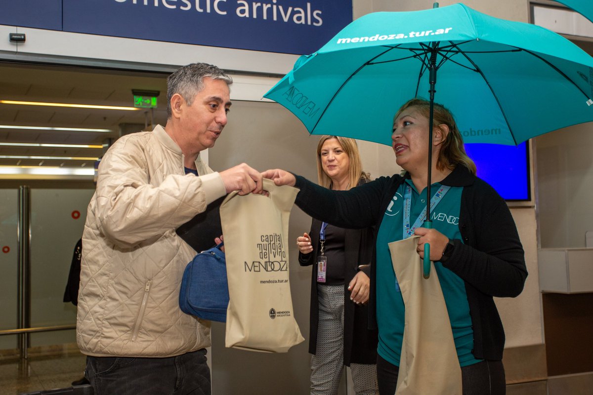 mendoza_tur's tweet photo. + conectividad,  + turistas

Nuevo vuelo directo a Tucumán ✨

Recibimos el primer vuelo de Tucumán a Mendoza junto a Claudia Yanzón, directora de Promoción Turística, y Gabriela Goncalvez, gerente regional de Aerolíneas Argentinas en Mendoza. ✈️

+ info: https://t.co/TQOjR87u0g https://t.co/3Pknt0s3Yi