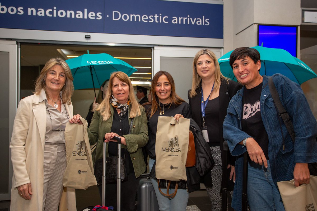 mendoza_tur's tweet photo. + conectividad,  + turistas

Nuevo vuelo directo a Tucumán ✨

Recibimos el primer vuelo de Tucumán a Mendoza junto a Claudia Yanzón, directora de Promoción Turística, y Gabriela Goncalvez, gerente regional de Aerolíneas Argentinas en Mendoza. ✈️

+ info: https://t.co/TQOjR87u0g https://t.co/3Pknt0s3Yi