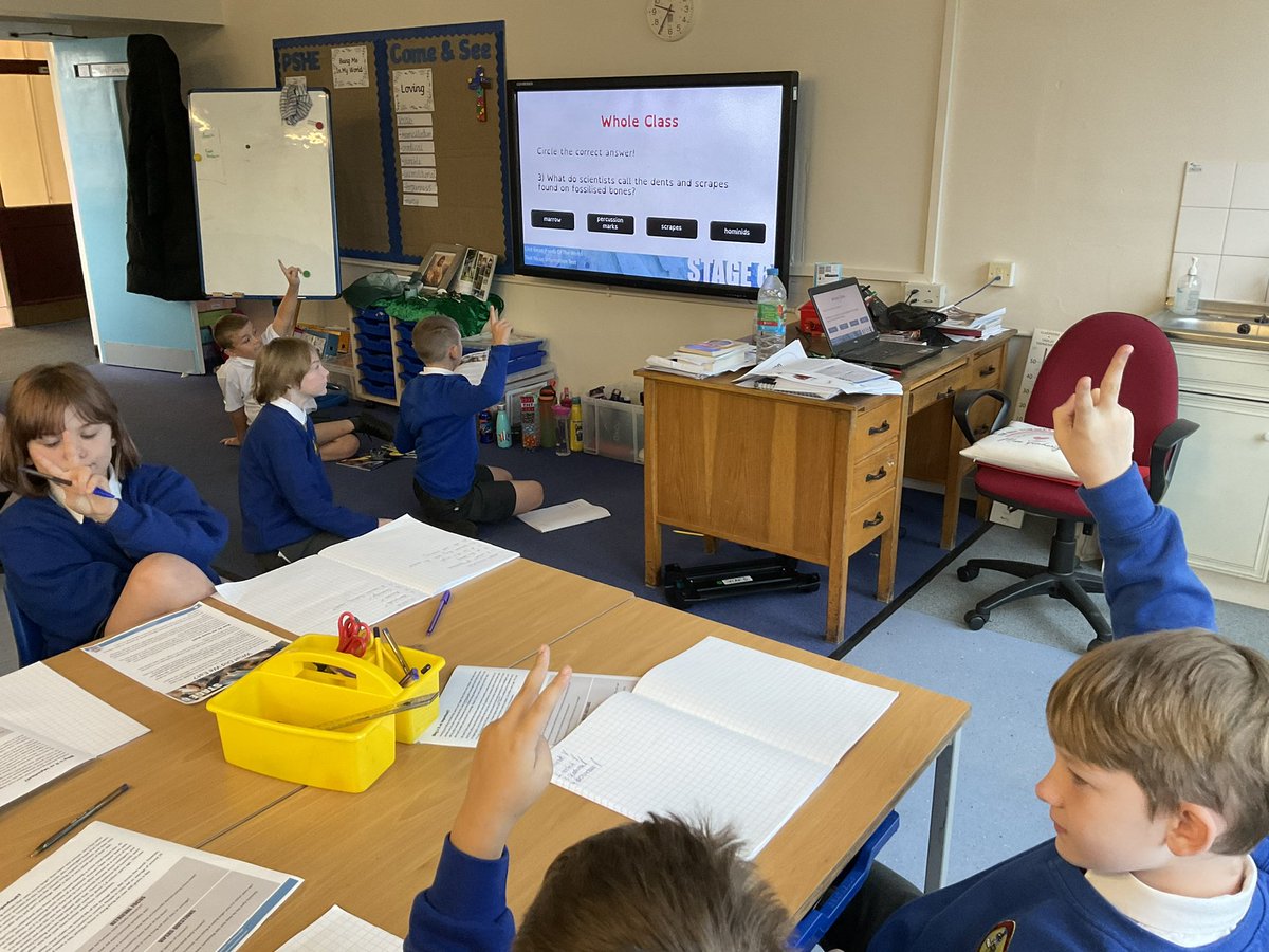 StPPPrimaryY6's tweet photo. As you can tell by our faces, we LOVE our whole class reading sessions! This one is from this morning, with the text linking to our current Science topic. #wholeclassreading #y6readers https://t.co/8xhTqF7u9E