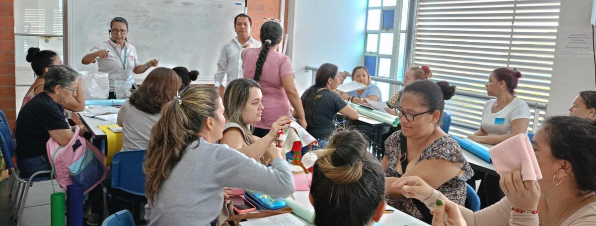 WilchesAlexande's tweet photo. En union @SENAComunica @DEconomicoCali y CEDES C18. Iniciamos curso de elaboración adornos navideños. Mejorando posibilidades y oportunidades de estos emprendimientos @Jarrison2019 @AlcaldiaDeCali @JorgeIvanOspina @Caracol_Cali @radiorelojcali @adncali @TwiterosCali #Comuna18 https://t.co/rrkH096uIM