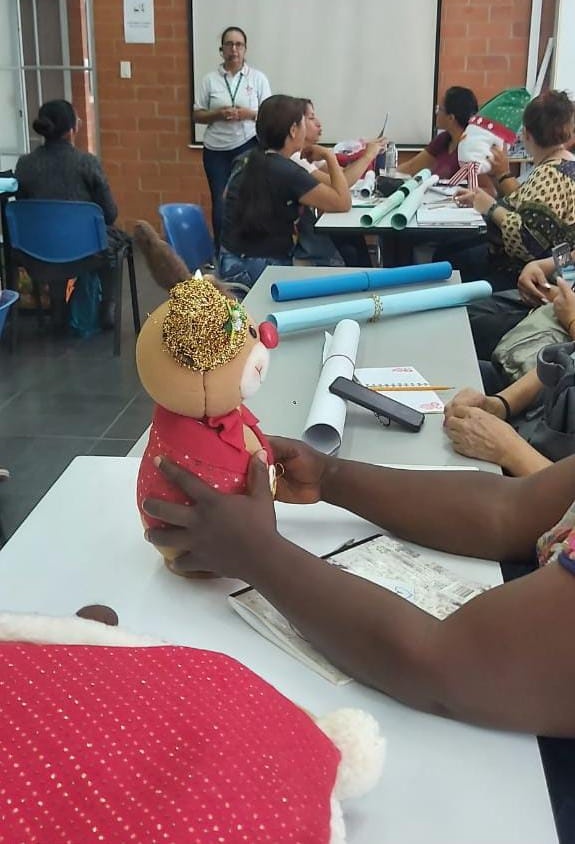 WilchesAlexande's tweet photo. En union @SENAComunica @DEconomicoCali y CEDES C18. Iniciamos curso de elaboración adornos navideños. Mejorando posibilidades y oportunidades de estos emprendimientos @Jarrison2019 @AlcaldiaDeCali @JorgeIvanOspina @Caracol_Cali @radiorelojcali @adncali @TwiterosCali #Comuna18 https://t.co/rrkH096uIM