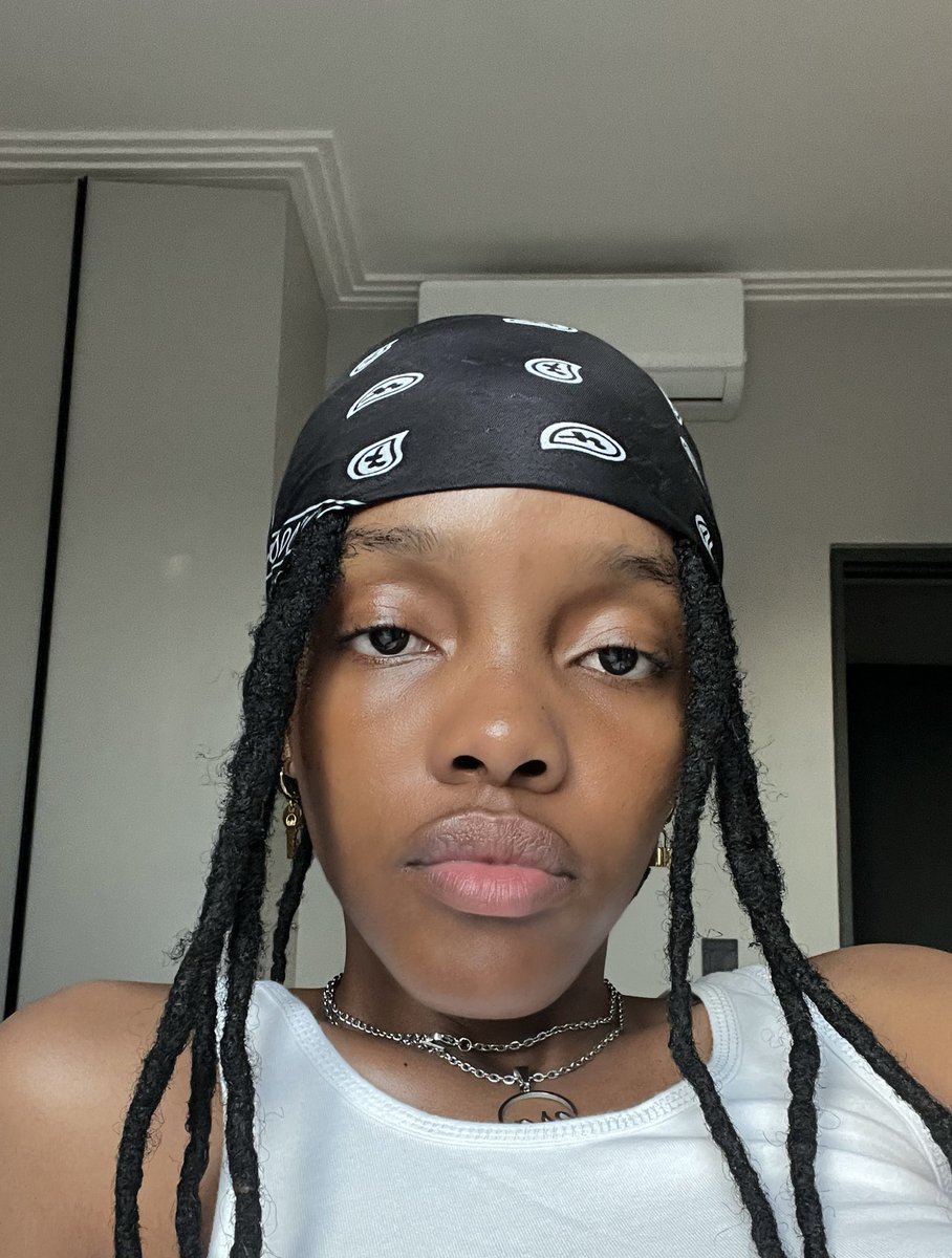 dato_seiko's tweet photo. I’m Dato seiko from Botswana and this is my art 🌻 https://t.co/GxSSuNOuxh