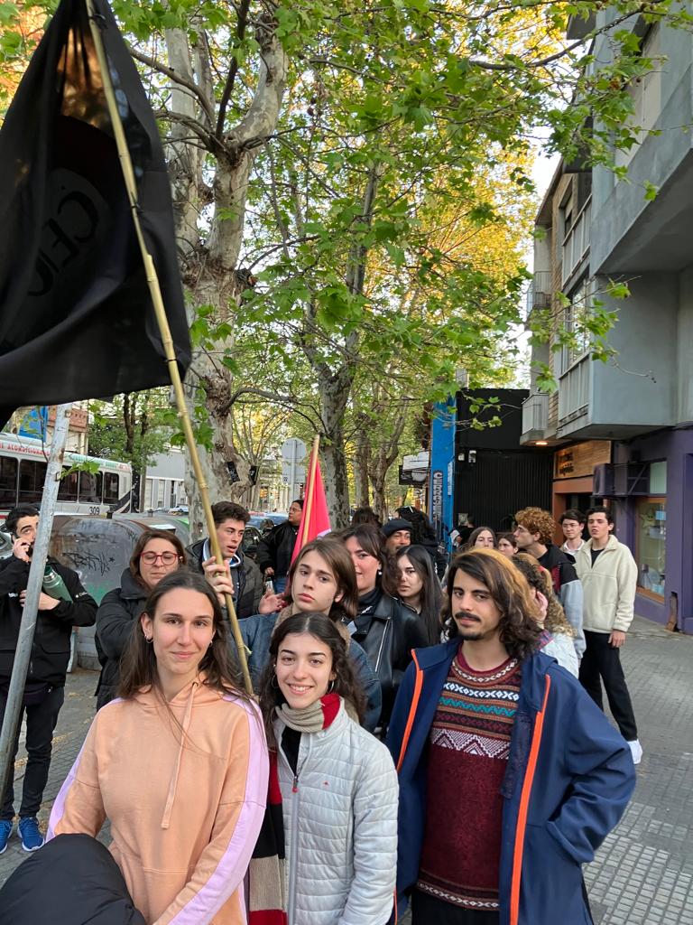 adur_udelar's tweet photo. Concentración intergremial Universitaria
Defendiendo la Educación Pública 
@asceepfeuu
@Udelaruy
#parecenormal
#presupuestoparalaudelar
#poresoluchamos 
#nonosdalomismo 
 @adurpsi https://t.co/sYFGg1sSx1