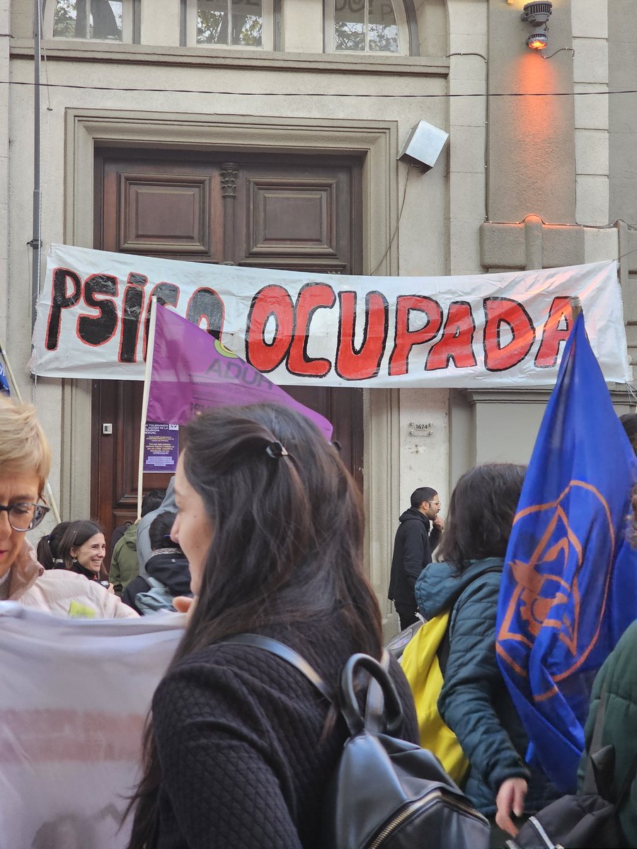 adur_udelar's tweet photo. Concentración intergremial Universitaria
Defendiendo la Educación Pública 
@asceepfeuu
@Udelaruy
#parecenormal
#presupuestoparalaudelar
#poresoluchamos 
#nonosdalomismo 
 @adurpsi https://t.co/sYFGg1sSx1