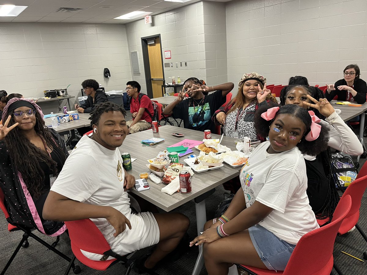 MrsJCantu's tweet photo. There was a lot of 🐺❤️@langhamcreekhs today!

“Show me a successful individual and I’ll show you someone who had positive influences in his or her life. if you do [something] well I’m sure there was someone cheering you on or showing the way. A mentor.” -Denzel Washington https://t.co/nKSE1jo1TE