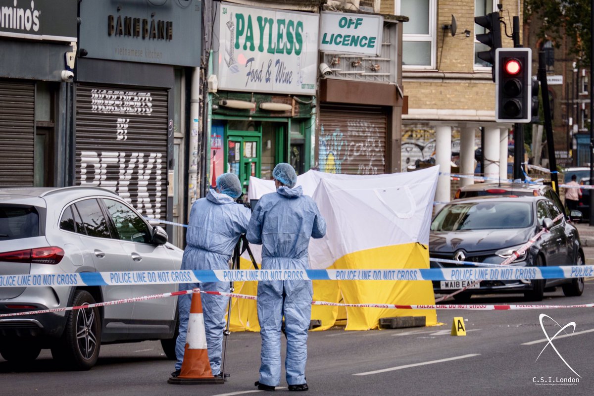 csi_london's tweet photo. @CrimeLdn @ScarcityStudios @999London @uknip247 @obbsie @MPSLambethVpc #knifecrime #AnotherLifeLost #MetCSI
4/10/23 #MurderInvestigation-#FatalStabbing-Male 22 Deceased-#Arrested-Male 23. #ColdharbourLane, #Brixton, #Lambeth #SW9
Video: https://t.co/DrFOzKziul https://t.co/aANDbVsrv3