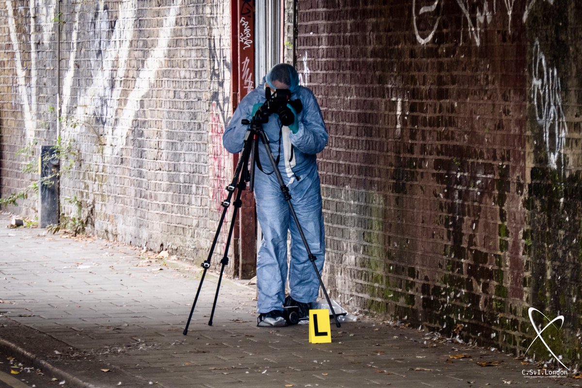 csi_london's tweet photo. @CrimeLdn @ScarcityStudios @999London @uknip247 @obbsie @MPSLambethVpc #knifecrime #AnotherLifeLost #MetCSI
4/10/23 #MurderInvestigation-#FatalStabbing-Male 22 Deceased-#Arrested-Male 23. #ColdharbourLane, #Brixton, #Lambeth #SW9
Video: https://t.co/DrFOzKziul https://t.co/aANDbVsrv3