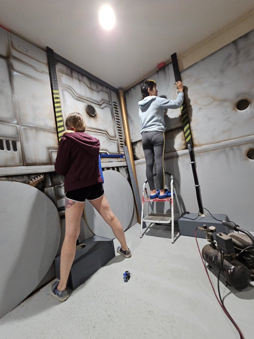 Hard at work adding details to this set! https://t.co/0aHoH5Z7xJ