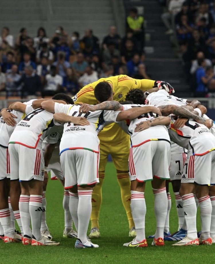 SouBenfica1904's tweet photo. O tamanho de Trubin 👀 https://t.co/Ok2cKPUnuO