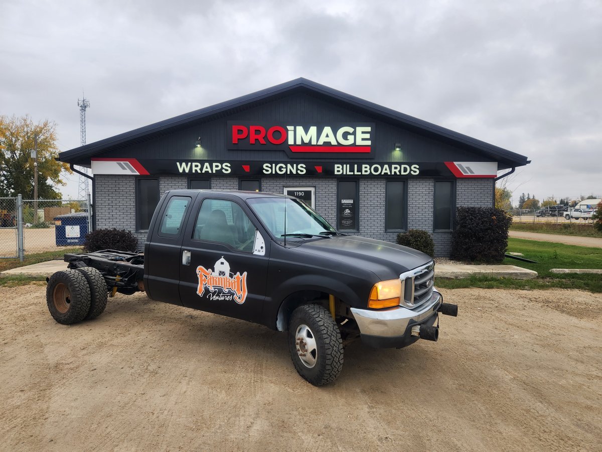 ProimageSigns1's tweet image. Nothing like a nice satin black to turn some heads  #farmboy #Averywrap