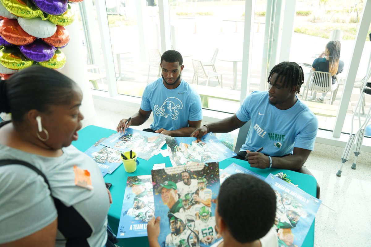 GreenWaveFB's tweet photo. We always enjoy our visits to @CHNOLA!
#RollWave | #NOLABuilt https://t.co/CLQjFOnKVn