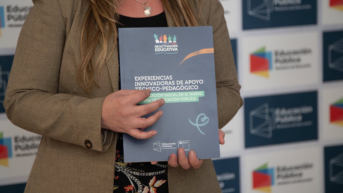 educarchile's tweet image. 📥 ¿Dónde descargar el libro “Experiencias Innovadoras para el Apoyo Técnico-Pedagógico en Educación Inicial”? 
Ingresa al siguiente link y conoce el propósito de este ejemplar publicado por @EduPublicaCL y @FundacionChile. bit.ly/3rGsbLh 👈🏼