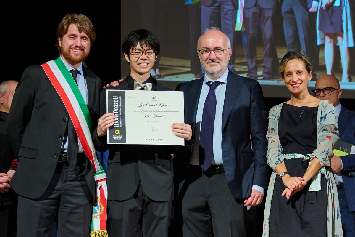 Lied_Shimata's tweet photo. イタリアのポッツォーリ国際ピアノコンクールにおいて1位無しの2位(最高位)と聴衆賞をいただきました。東京音楽コンクールから休む間もなく受けた初めての国際コンクールで、このような名誉ある賞に選ばれてとても光栄です！これからも自分を高められるよう精進して参りたいと思います！！ https://t.co/DbV4VGEOnX