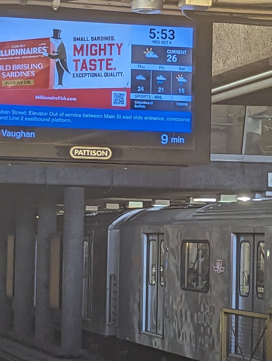 Marcus091874's tweet photo. @ttc amazing how even during rush hour they can make you wait for over 10 minutes as they send an empty subway in between. https://t.co/0akQOhOH9f
