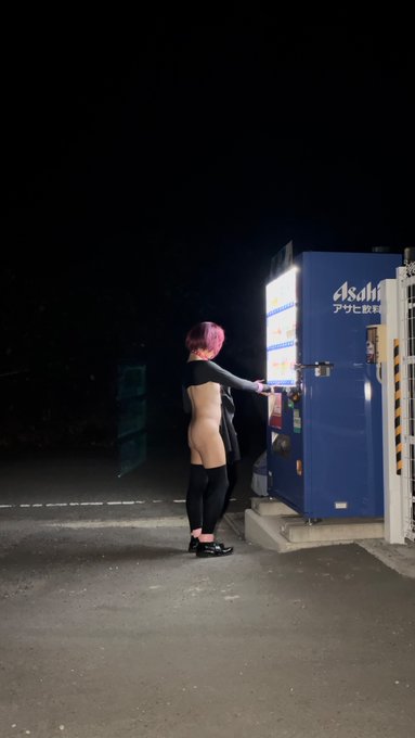 露出の定番、裸で自販機。  まーこれに限らないんですけど、他の動画撮ってる方もテイク2テイク3と撮ったりするんでしょうか？ 画角変えたり、自撮り棒でもアングル変えたり、同じ場所を行ったり来たり、裸で何度もウロウロしてます。😅  自販機は最後、買ったフリとかしてます。（笑）<a href="/tag/sissy"class="tags"><span>#sissy</span></a>