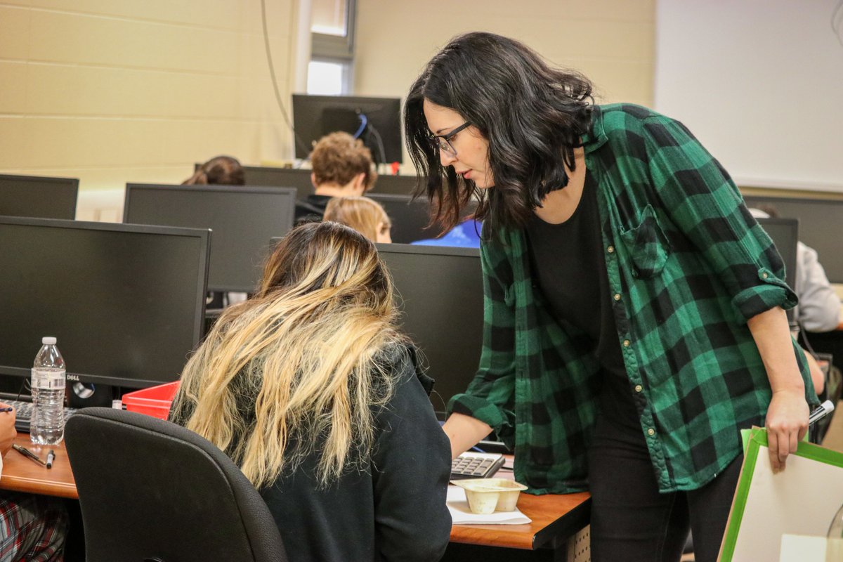 GCCCBroncbuster's tweet image. Katie Guthrie with Garden City Arts visited Dr. Ortega&apos;s Personal Finance classes today. Students in each class enjoyed a #MentalHealthDay and painted pumpkins.

#FinanceClass💵