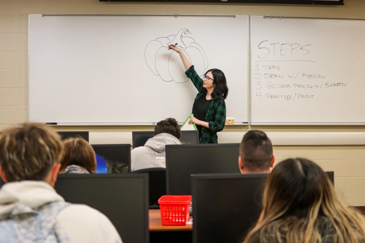 GCCCBroncbuster's tweet image. Katie Guthrie with Garden City Arts visited Dr. Ortega&apos;s Personal Finance classes today. Students in each class enjoyed a #MentalHealthDay and painted pumpkins.

#FinanceClass💵