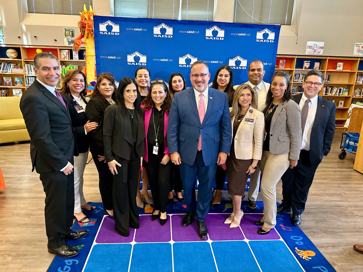 SAISD's tweet photo. US Secretary of Education Dr. Miguel Cardona toured Twain Dual Language to see best practices in bilingual education.

El Secretario de Educación de los Estados Unidos, Dr. Miguel Cardona, recorrió Twain Dual Language para ver las mejores prácticas en educación bilingüe. https://t.co/w3vy4YbaDk