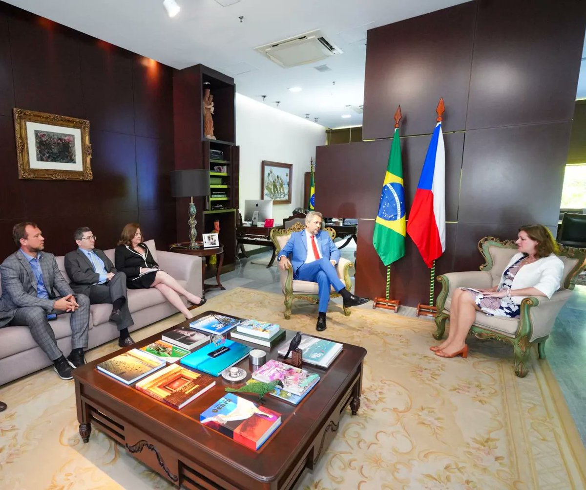 elmanooficial's tweet photo. Recebi a visita da embaixadora da República Tcheca, Pavla Havrliková. No encontro, conversamos sobre a experiência na área da educação no país europeu e os projetos em energias renováveis implementados no Ceará. https://t.co/qvufJWpOhM