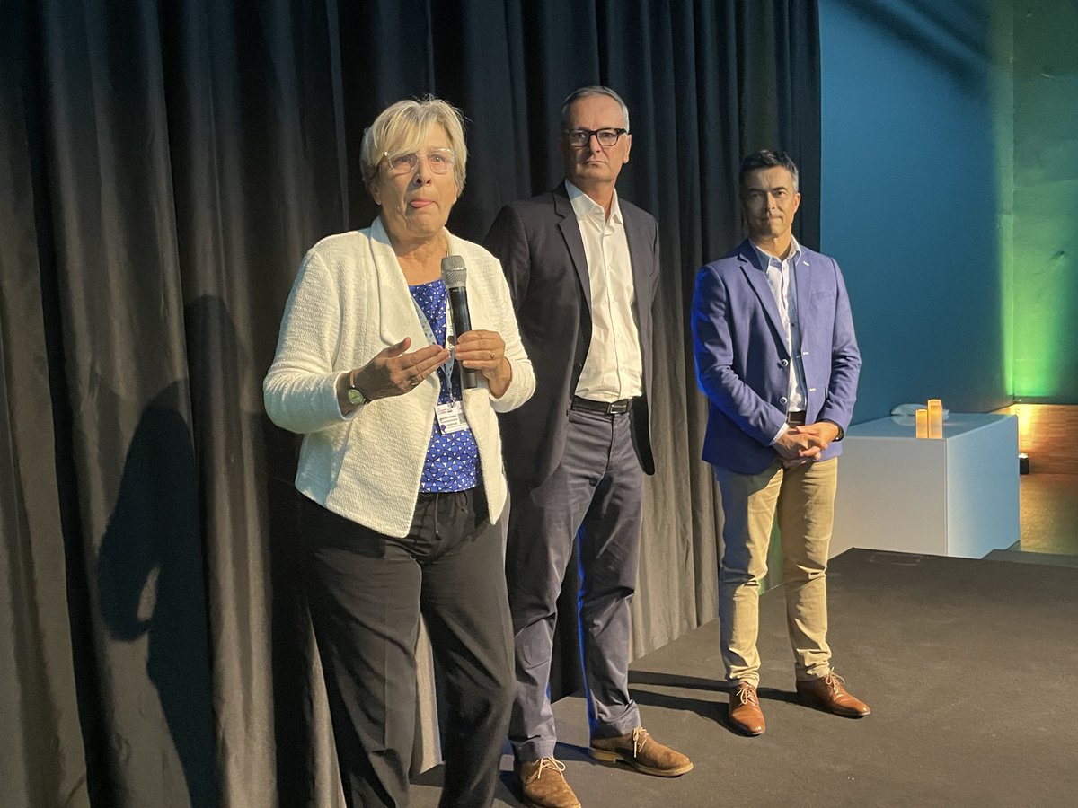 LesCoopHlm's tweet photo. 😎 Les #coophlm se retrouvent lors du #congreshlm pour un moment de partage et de convivialité, accueillis par Vincent Biraud pdt de l’Urcoop, Damien Martineau pdt de @ActeursHlm_PdlL et @mnlienemann présidente de la Fédération https://t.co/4cabctSasm