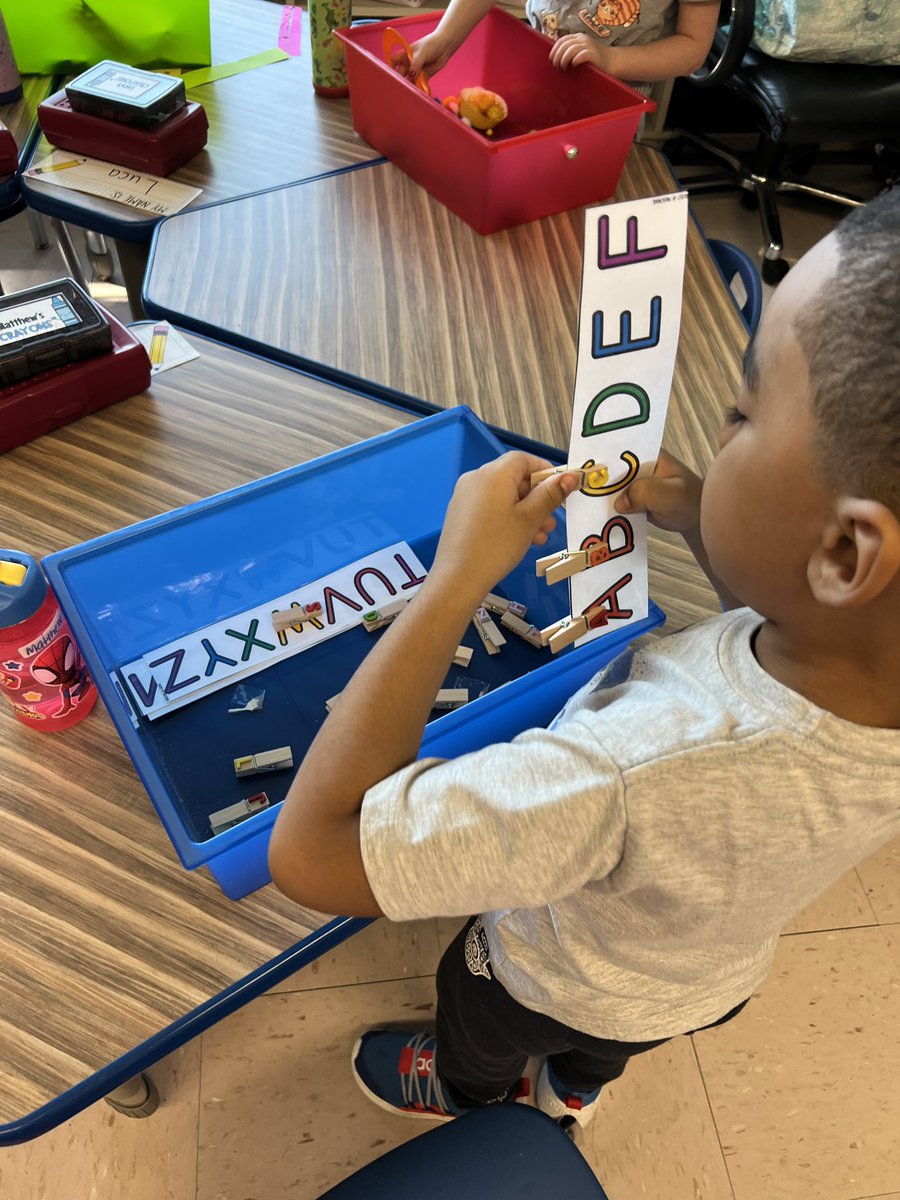PFainUPK's tweet photo. Little hands need to develop dexterity and strength. Here are a few fine motor activities my UPK students  participate in daily. https://t.co/7YHTnycchh