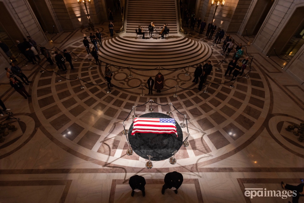 EPA_Images's tweet photo. People pay their respects to late California Senator Dianne Feinstein as her body lies in state at San Francisco City Hall, in San Francisco, California, USA, 04 October 2023. 📷️ EPA / Peter DaSilva

#Feinstein #lyinginstate #epaimages https://t.co/crA3FXvP68