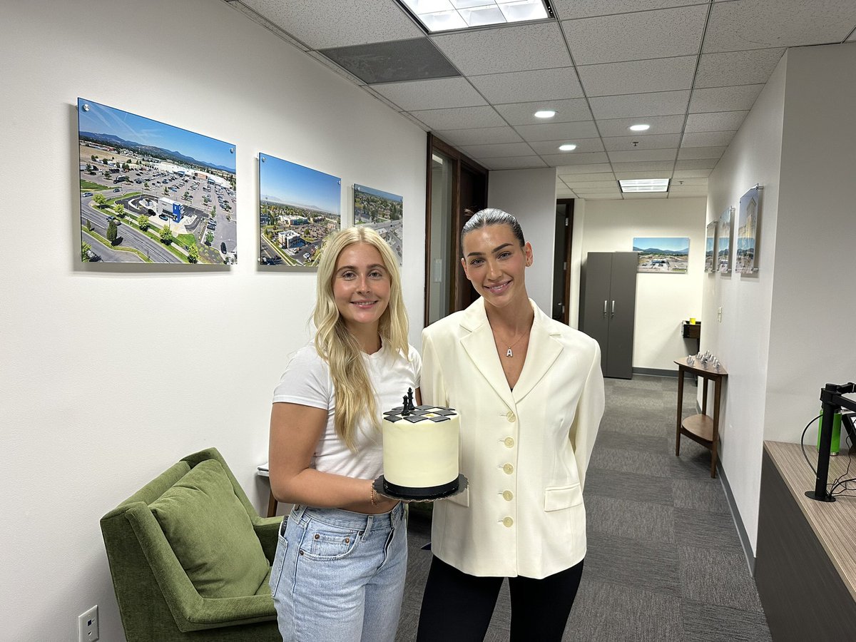 Tess Argyle tweet media