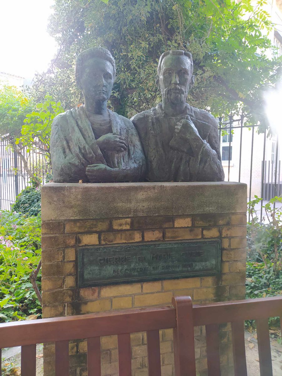 DebuchonJP's tweet photo. Le seul espoir qu'il reste est la classification comme monument historique (ou équivalent) par le @MinistereCC , qui a eu vent du dossier ...

Voici la statue de Pierre et Marie, offerte par la Pologne en 1950, qui est exposée dans le jardin : https://t.co/8WXl72WJ4b