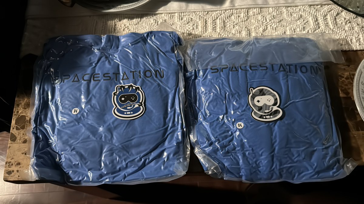 Ciffens's tweet photo. I love coming home to my
SSG x Str8 Rippin hoodies 💙💛 @Tsquared @Spacestation #SSG #Str8Rippin https://t.co/86dsFvmH2K