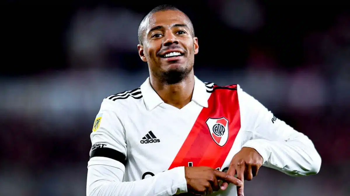 futtmais's tweet photo. Flamengo já tem acordo verbal com três jogadores para 2024. São eles:

Bruno Méndez: as partes se acertaram, mas o uruguaio não quis assinar um pré-contrato para não complicar sua situação no Corinthians. Mas tudo está acertado.

Oscar: o meia tem acordo com o Flamengo desde 2022 e prometeu atuar no Rubro-Negro quando conseguisse a liberação do Shanghai SIPG. Existe a possibilidade dele rescindir seu contrato e ficar livre em janeiro de 2024.

De La Cruz: o uruguaio se animou com a possibilidade de atuar no clube carioca em 2023, mas o River Plate não liberou para não reforçar um rival da Libertadores. A chance das negociaç��es serem retomadas em janeiro são altas.

Inclusive, o Rubro-Negro topa pagar os 16 milhões de dólares (R$ 82,5 milhões) que o River deseja, mas não quer fazer o pagamento à vista, que foi uma exigência dos argentinos neste ano.

🗞️ @jorgenicola