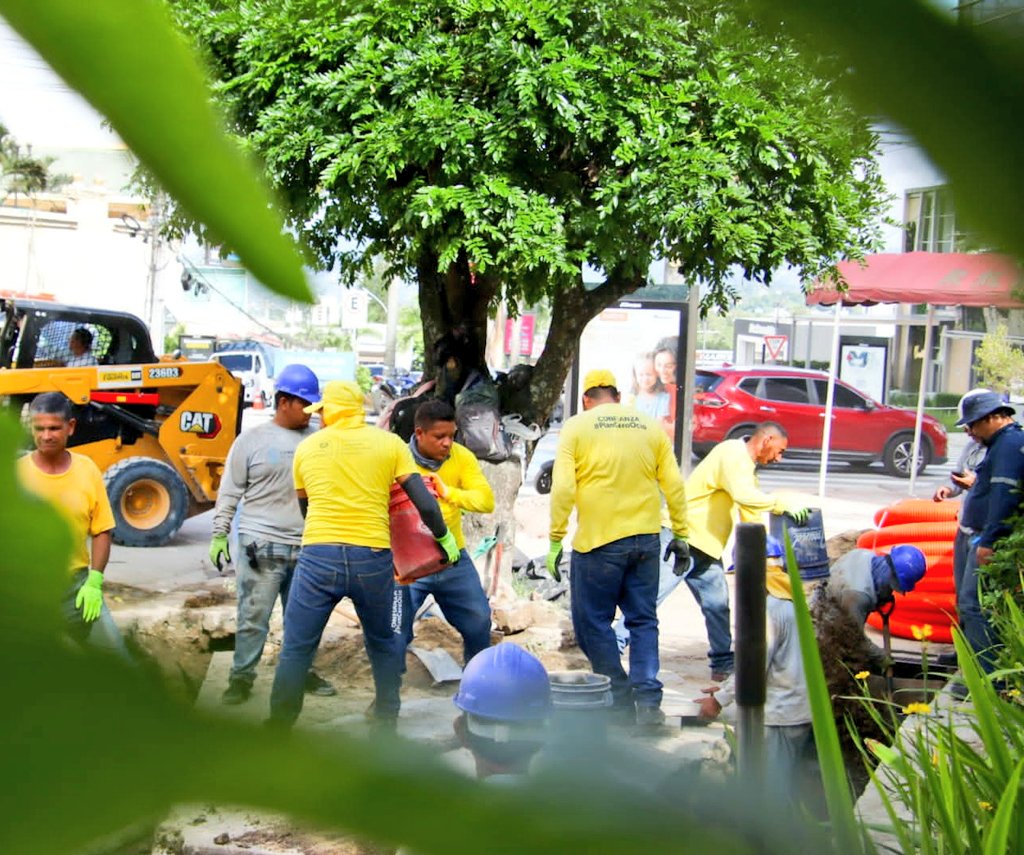 OsirisLunaMeza's tweet photo. Internos del #PlanCeroOcio apoyan los trabajos para la instalación de cableado eléctrico subterráneo en el sector del bulevar El Hipódromo, en San Salvador. 

Gobierno del Presidente @nayibbukele 🇸🇻 https://t.co/bHis9E4XNV