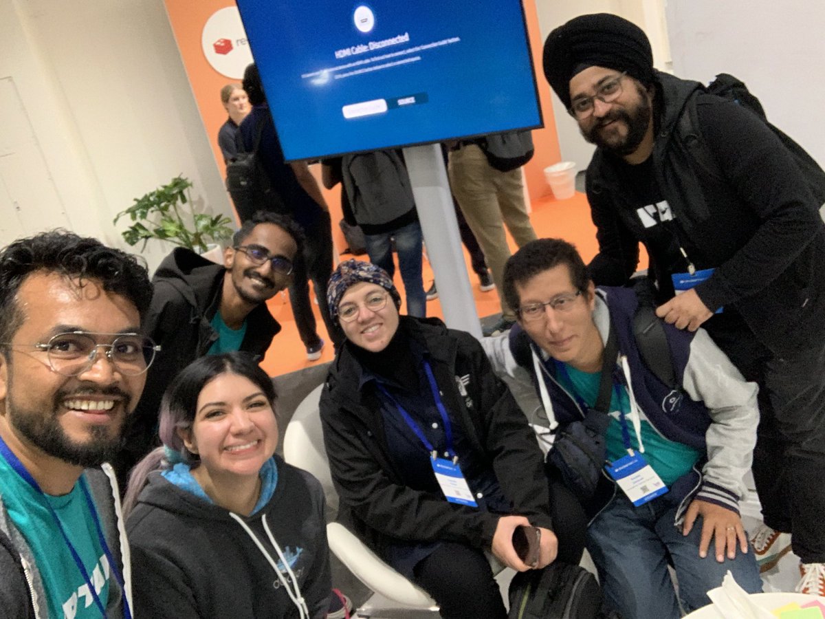 sujaypillai's tweet photo. #dockerselfie @ajeetsraina @eeveeta @raeveen_28 @xinity @RebaiHamida https://t.co/H7W491Ngxd