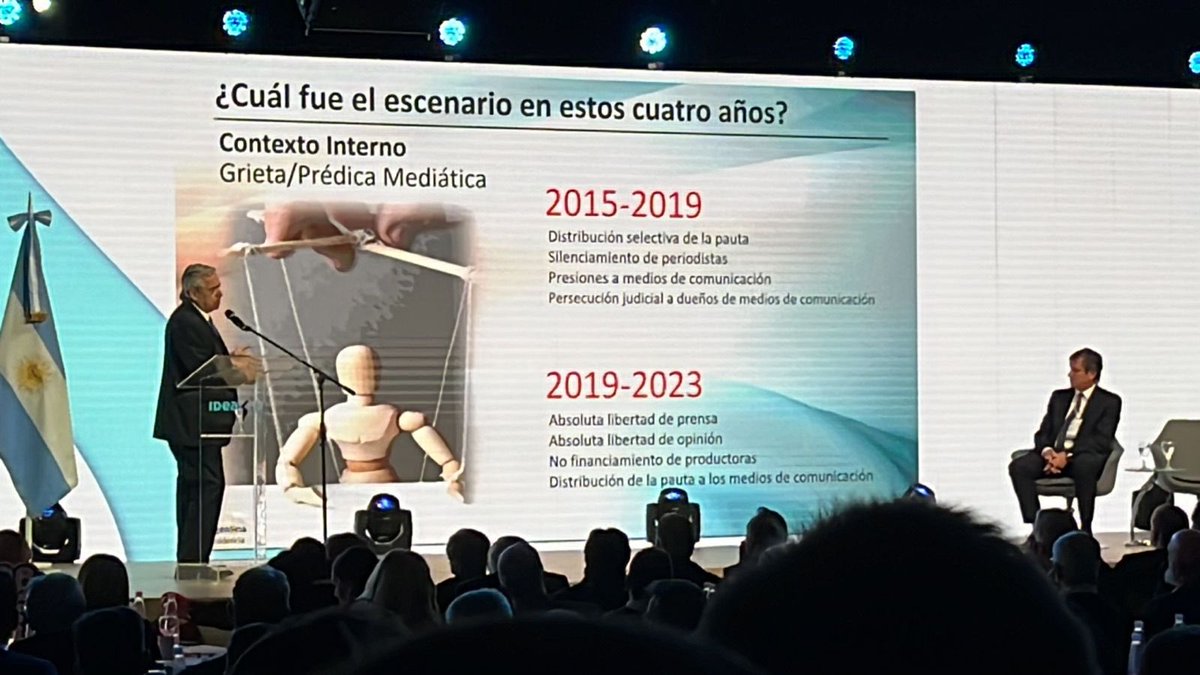 Alberto en Coloquio de IDEA. Extraño comienzo. Habla de pauta publicitaria como si estuviera en una reunión de medios. Además volvieron las filminas como en la pandemia.  Curioso que eligiera una con la foto de un títere.