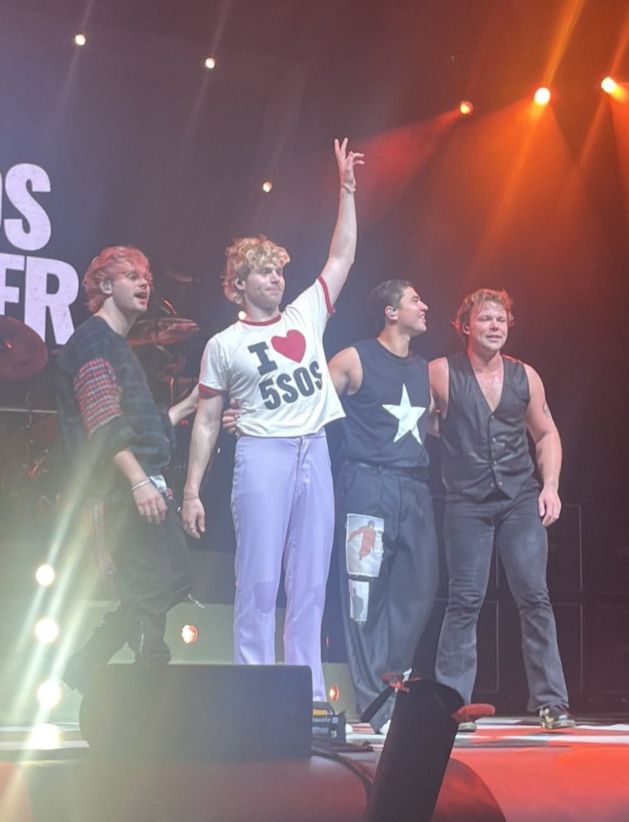 redlinehemmings's tweet photo. 🚨 | Michael, Calum, and Ashton on stage with a fan tonight! https://t.co/w9oATjS2K3