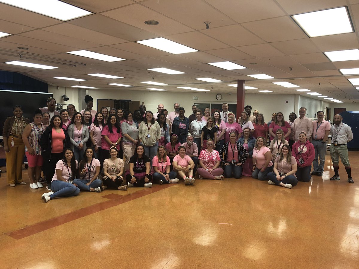 ommsaacps's tweet photo. Today our school was filled with ๐ pink as we support our colleague in her fight against breast cancer. We support our fellow Patriots โค๏ธ๐๐ค #beyondgrowsucceed #AACPSAwesome #PatriotPride #onedayatatime https://t.co/CamQOzaYyl