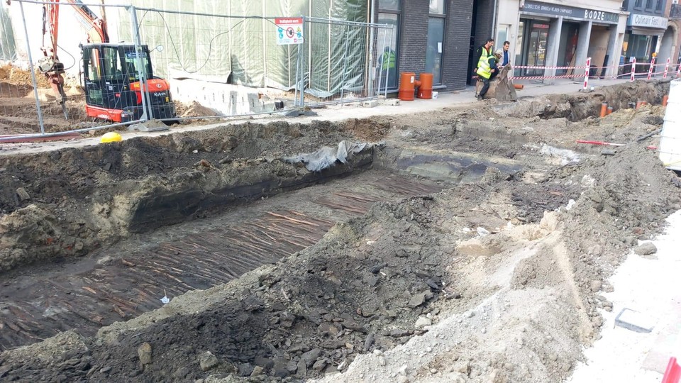 DeArcheoloog's tweet image. Tijdens werkzaamheden in het centrum van het Belgische #Lier is een houten #fundering ontdekt van een #middeleeuwse voet- en #karrenweg. Deze dateert mogelijk uit de 14e eeuw.
nieuwsblad.be/cnt/dmf2023100…