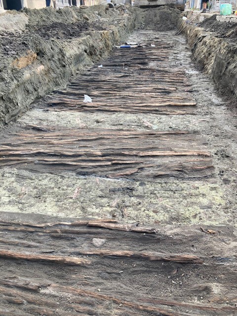 DeArcheoloog's tweet image. Tijdens werkzaamheden in het centrum van het Belgische #Lier is een houten #fundering ontdekt van een #middeleeuwse voet- en #karrenweg. Deze dateert mogelijk uit de 14e eeuw.
nieuwsblad.be/cnt/dmf2023100…