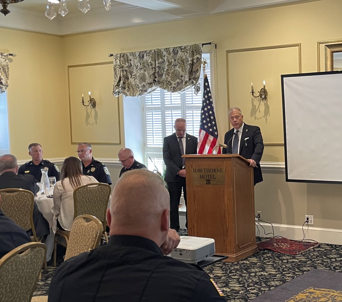 This afternoon @SalemMAPolice Chief @luke14711 and I welcomed the Essex County Chiefs of Police to #SalemMA for their regular meeting. As a city we work closely with our public safety partners across the region to ensure a safe October season. Grateful for that collaboration!