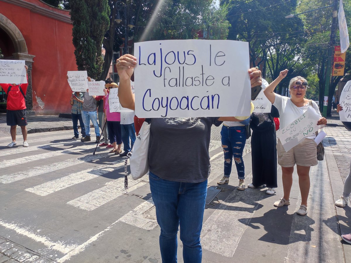 arelibiciteka's tweet photo. Año 2030: ¿Y qué hacían los chilangos cuando aún era posible reducir emisiones y evitar catástrofe climática?

Sobreviviente de 2023: Se manifestaban contra el uso de la bicicleta, para poder estacionar sus coches. https://t.co/X5UzshsvEB