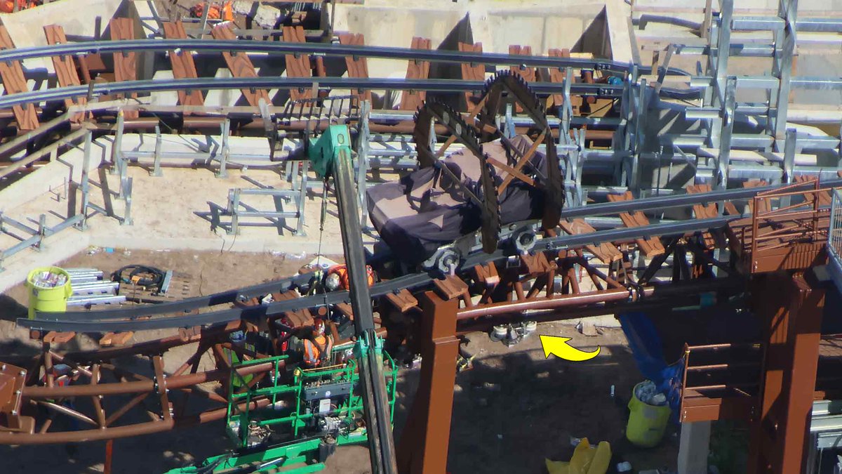 DimensionParcs's tweet photo. Le premier véhicule du coaster Donkey Kong du futur parc floridien Universal Epic Universe est de sortie ! Il semble circuler sur des rails cabossés, mais le vrai rail est caché en dessous, ce qui donnera l'illusion de sauts à certains endroits. 🍌
📷 : @bioreconstruct https://t.co/ZDSLRwhTaz