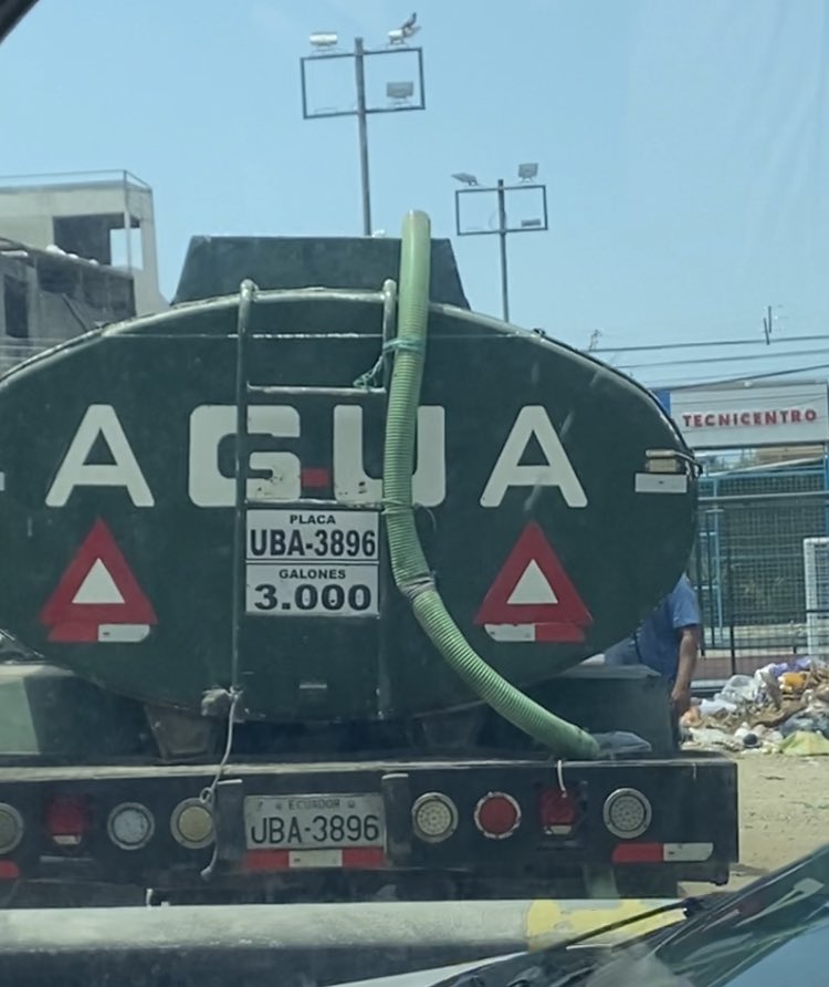 fabchang's tweet photo. En Km. 8.5 de vía a la costa, frente a la Coop. Puertas al Sol junto a Puerto Azul,  tanqueros descargan en canal de aguas lluvias. Tanquero UBA-3896 captado el 3/oct/23 a 11:11 am. Autoridades cumplan con su rol: @ambiente_gye, @alcaldiagye , @Ambiente_Ec, @emapagye, @interagua https://t.co/Yt2EhYewwP
