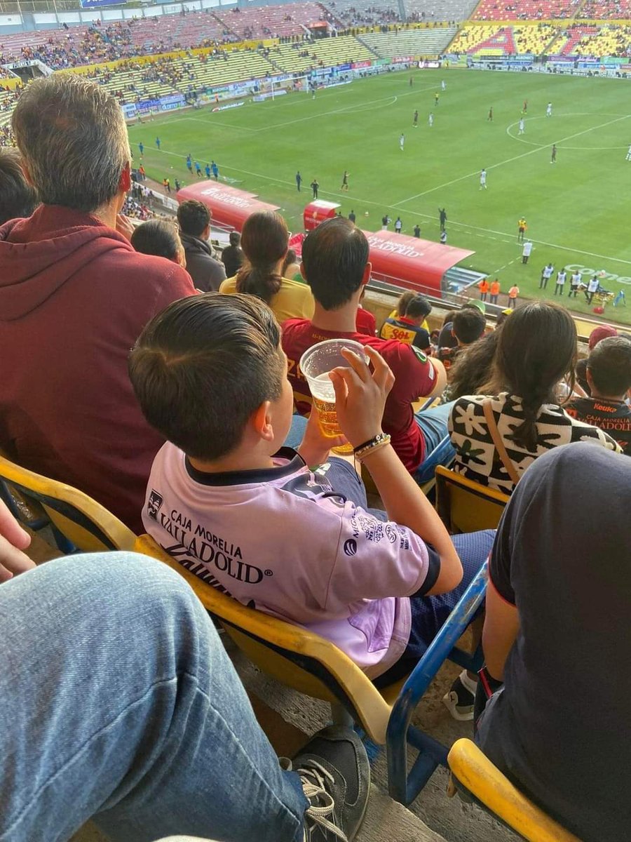 DiamondRuelas's tweet photo. Cero celulares, cero internet, sólo un niño disfrutando del fútbol. ⚽💕 https://t.co/rqyaopdafu