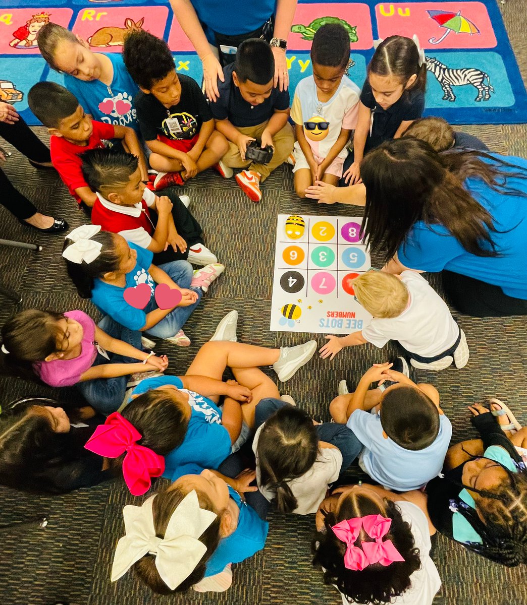 IrvingLibraries's tweet photo. Visiting @BrownReads library today was ✨pure joy✨ 

We read 📖 Paletero Man &amp; coded 🐝BeeBots🐝 to get to the correct number/color in PreK &amp; K! 

Just listen to the excitement in the videos 🤩🤖🔢🔵🟣📚🐝 https://t.co/9P0utlawQ4
