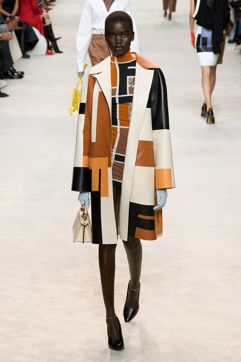 jacquemusx's tweet photo. 15. Fendi https://t.co/mnbSGLxRdu