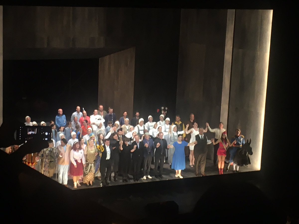 Finally, #GianniSchicchi last part #IlTriticco @WrStaatsoper in comedy, straight-forward staging, bringing together at the end all of #TatjanaGürbaca’s motifs of her #IlTriticco. All-in-all not completely successful existential approach. #PhilippeJordan conducted w clarté&impetus