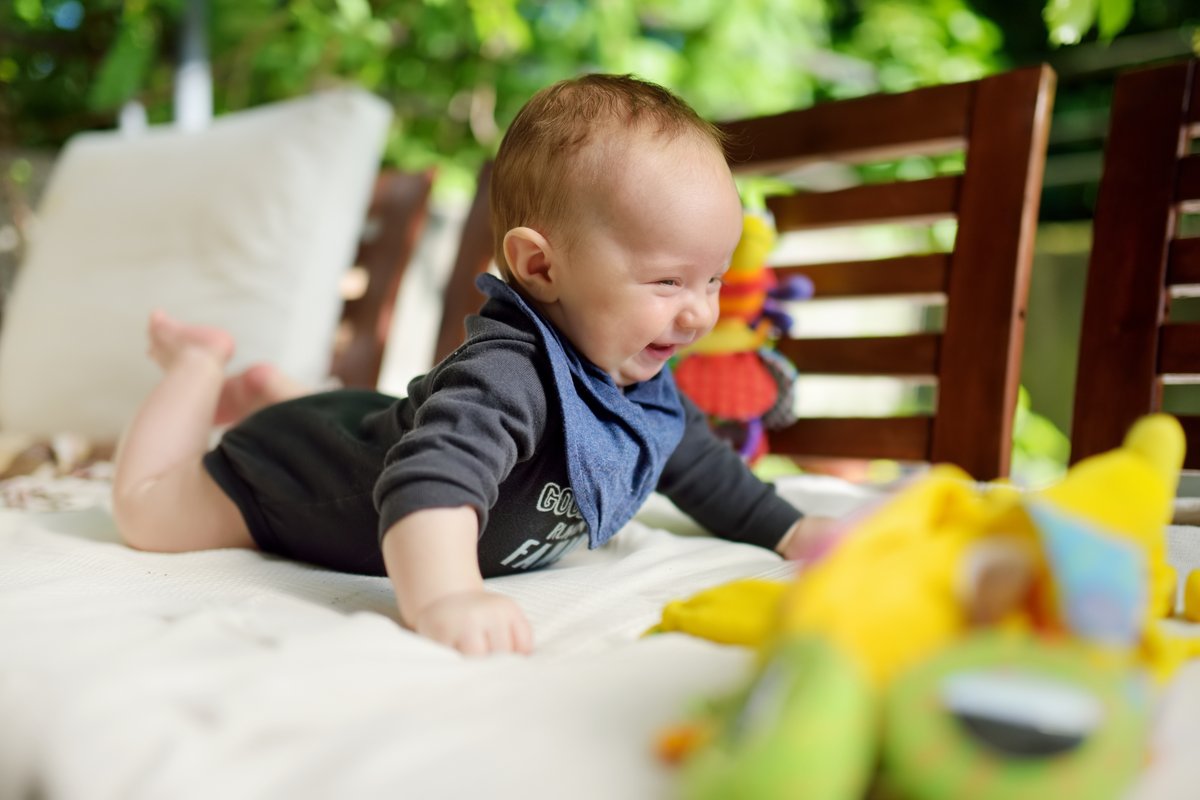 womenshealth's tweet image. #DYK #tummytime can help prevent flat spots on the back of your baby’s head? Check out more reasons why tummy time is important here: bit.ly/3ZFv0ZG