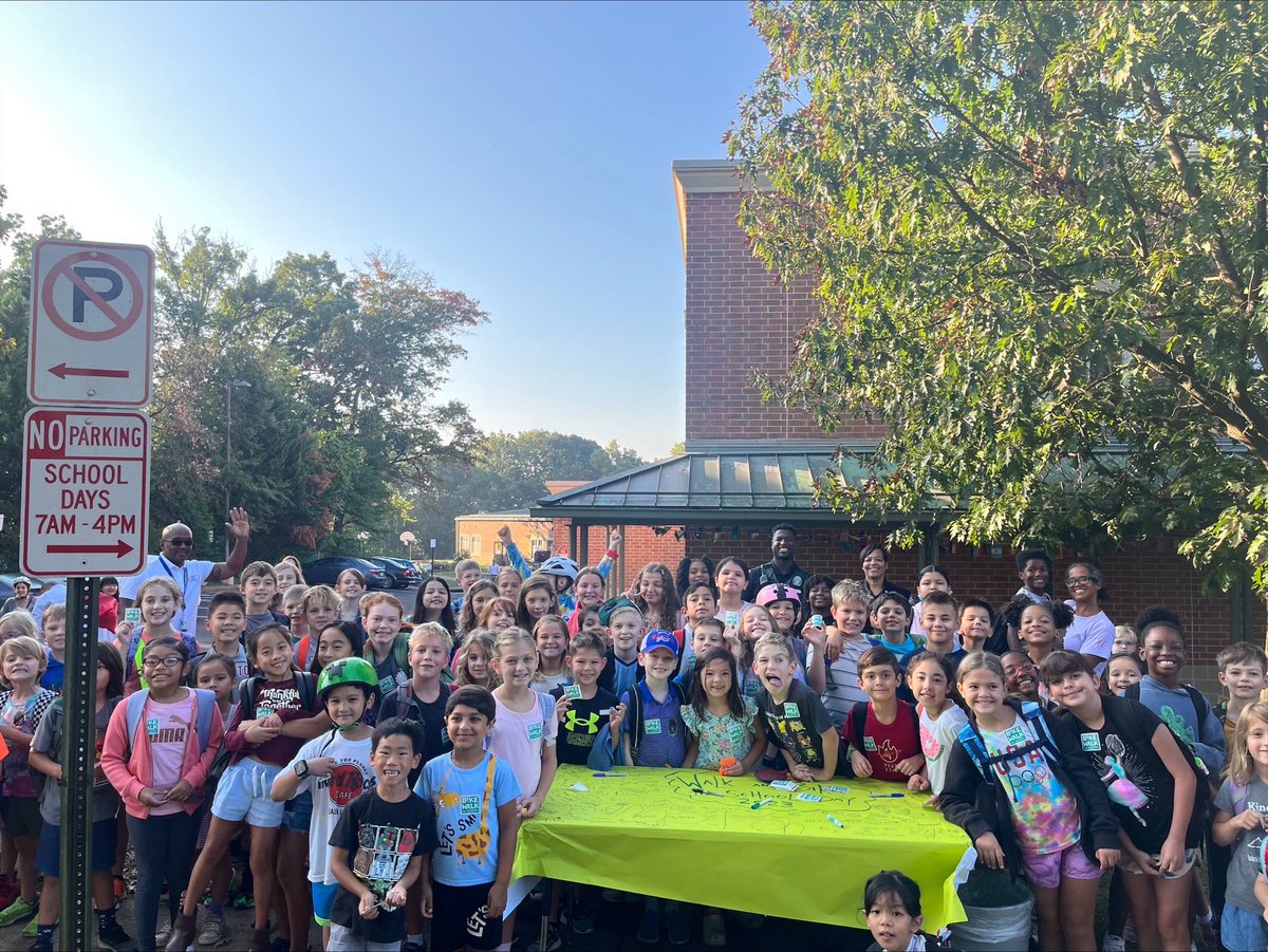 ArlingtonVaPD's tweet photo. Members of ACPD had a great time celebrating Walk, Bike and Roll to School Day at Oakridge Elementary School! https://t.co/RjDkULYA5B